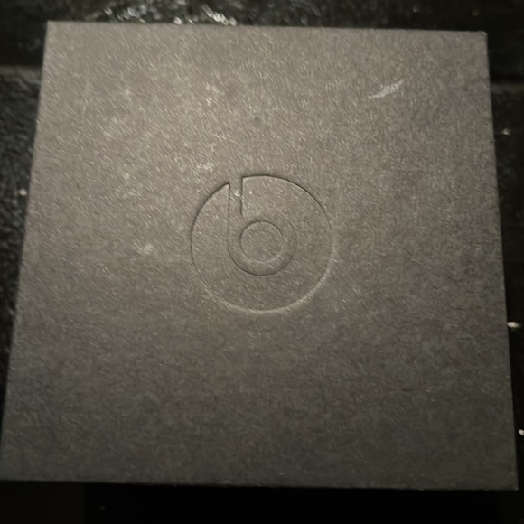 POWERBEATS PRO BOX 📦 ONLY Instructions included - Picture 2 of 6